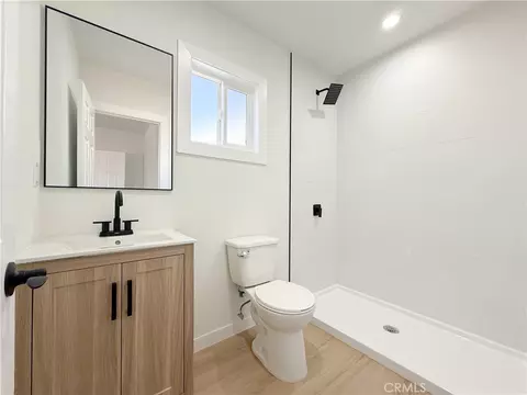 Bath - 917 W 130th St, Compton, CA 90222 photo 2 of 2