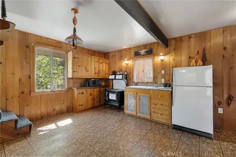 Kitchen - 1700 S Way, Lake Arrowhead, CA 92352 photo 2 of 4
