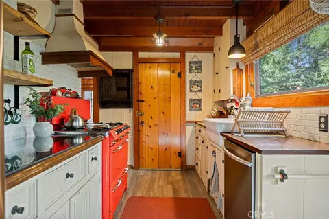 Kitchen - 28772 Cedar, Lake Arrowhead, CA 92352 photo 4 of 5