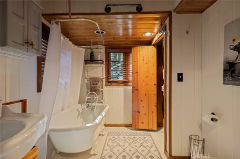 Bath - 28772 Cedar, Lake Arrowhead, CA 92352 photo 3 of 5