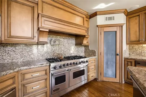 Kitchen - 28103 Point Hamiltair, Lake Arrowhead, CA 92352 photo 2 of 3