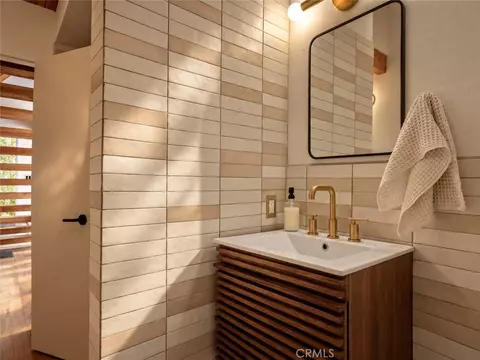 Bath - 385 Birchwood, Lake Arrowhead, CA 92352 photo 2 of 3