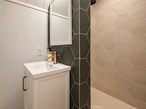 Bath - 385 Birchwood, Lake Arrowhead, CA 92352 photo 3 of 3