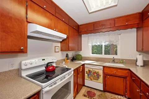 Kitchen - 171 Bambi Trl, Crestline, CA 92325 photo 3 of 4