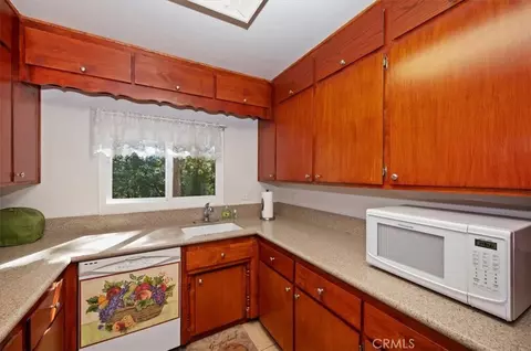 Kitchen - 171 Bambi Trl, Crestline, CA 92325 photo 2 of 4