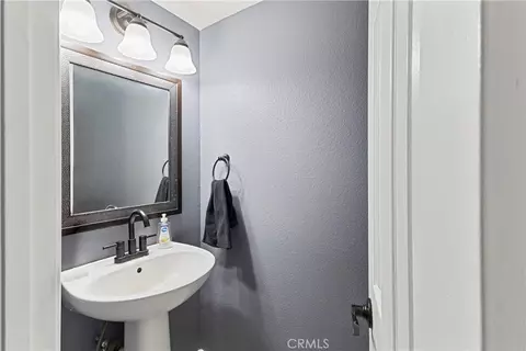 Bath - 5703 Evergem Ave, Palmdale, CA 93552 photo 2 of 2