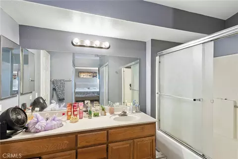 Bath - 5703 Evergem Ave, Palmdale, CA 93552 photo 1 of 2