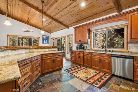 Kitchen - 1520 Fallbrook Ct, Big Bear City, CA 92314 photo 2 of 5
