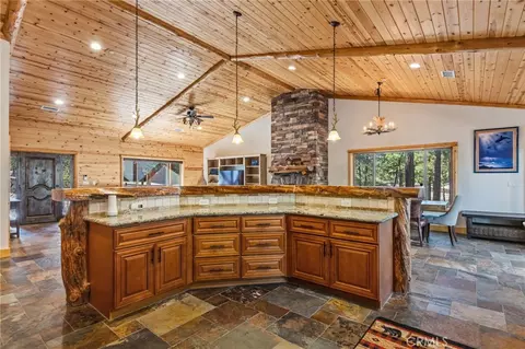 Kitchen - 1520 Fallbrook Ct, Big Bear City, CA 92314 photo 3 of 5