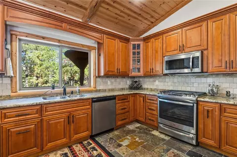 Kitchen - 1520 Fallbrook Ct, Big Bear City, CA 92314 photo 4 of 5