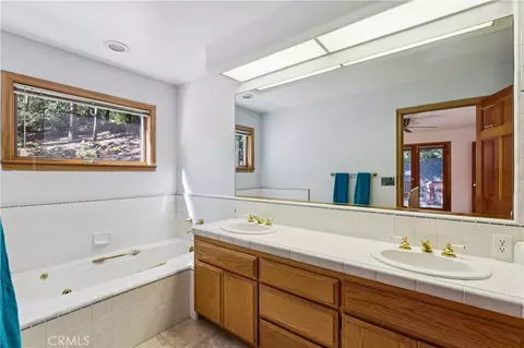 Bath - 266 El Dorado Dr, Lake Arrowhead, CA 92352 photo 2 of 4
