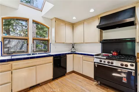 Kitchen - 266 El Dorado Dr, Lake Arrowhead, CA 92352 photo 4 of 5