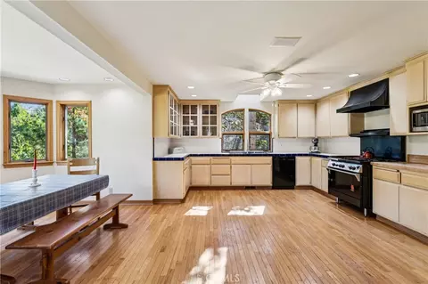 Kitchen - 266 El Dorado Dr, Lake Arrowhead, CA 92352 photo 1 of 5