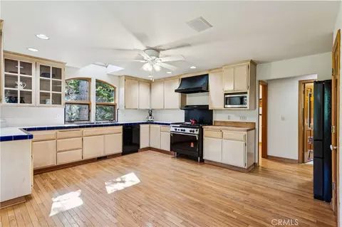 Kitchen - 266 El Dorado Dr, Lake Arrowhead, CA 92352 photo 2 of 5