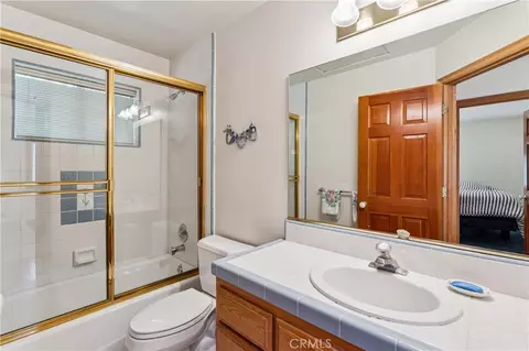 Bath - 266 El Dorado Dr, Lake Arrowhead, CA 92352 photo 4 of 4