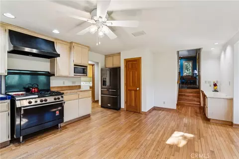 Kitchen - 266 El Dorado Dr, Lake Arrowhead, CA 92352 photo 5 of 5