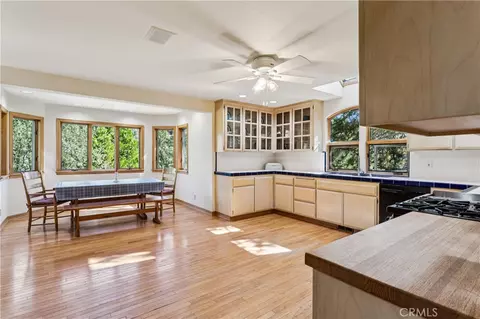 Kitchen - 266 El Dorado Dr, Lake Arrowhead, CA 92352 photo 3 of 5