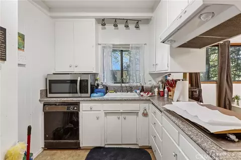 Kitchen - 232 Sunset, Lake Arrowhead, CA 92352 photo 4 of 4