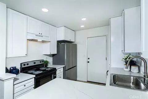 Kitchen - 24 Riverstone, Irvine, CA 92606 photo 3 of 4