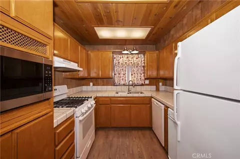 Kitchen - 23754 Pioneer Cp, Crestline, CA 92325 photo 1 of 8