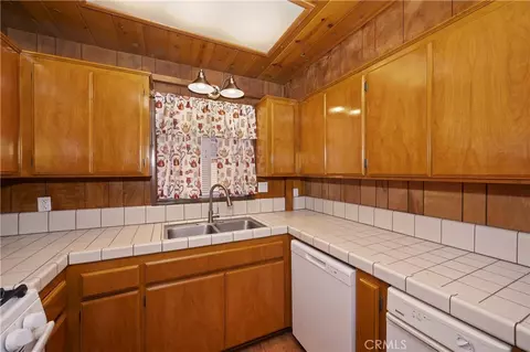 Kitchen - 23754 Pioneer Cp, Crestline, CA 92325 photo 2 of 8