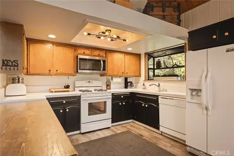 Kitchen - 27332 Pinewood, Lake Arrowhead, CA 92352 photo 1 of 1