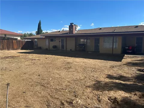 Exterior - 19430 Tomahawk Rd, Apple Valley, CA 92307 photo 2 of 8
