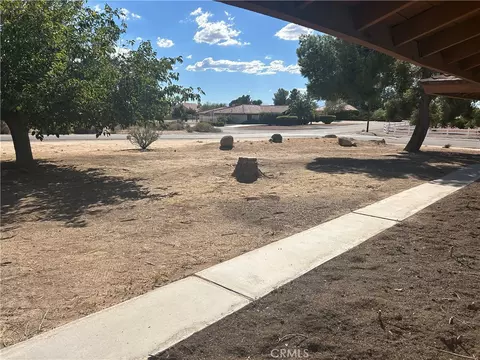 Exterior - 19430 Tomahawk Rd, Apple Valley, CA 92307 photo 5 of 8