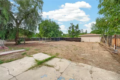 Exterior - 2050 E Oakland Ave, Hemet, CA 92544 photo 6 of 16