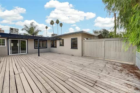Exterior - 2050 E Oakland Ave, Hemet, CA 92544 photo 5 of 16
