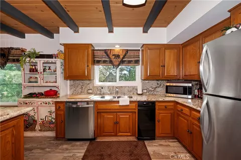 Kitchen - 230 Shasta, Lake Arrowhead, CA 92352 photo 2 of 4