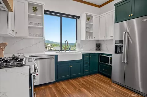 Kitchen - 807 Cameron Dr, Big Bear Lake, CA 92315 photo 5 of 7