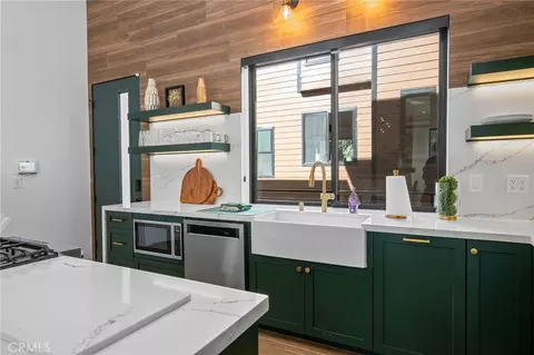 Kitchen - 807 Cameron Dr, Big Bear Lake, CA 92315 photo 4 of 7