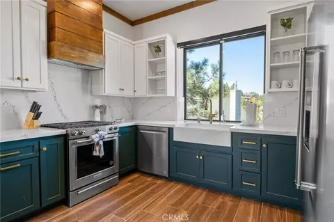 Kitchen - 807 Cameron Dr, Big Bear Lake, CA 92315 photo 6 of 7