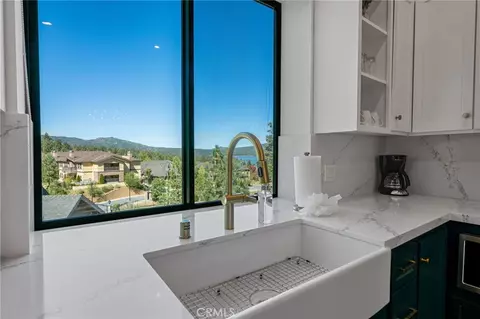 Kitchen - 807 Cameron Dr, Big Bear Lake, CA 92315 photo 7 of 7