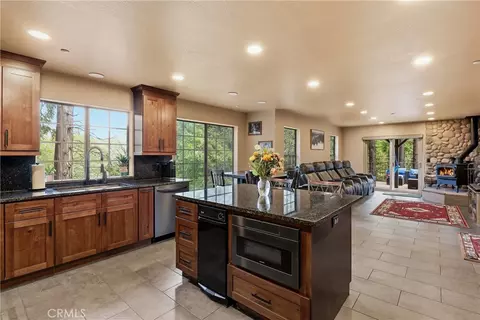 Kitchen - 103 Pine Rdg, Crestline, CA 92325 photo 5 of 6