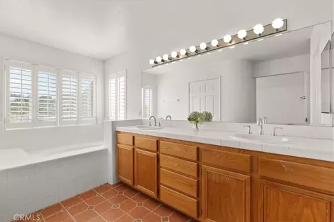 Bath - 17987 Spring View Ct, Riverside, CA 92503 photo 2 of 6