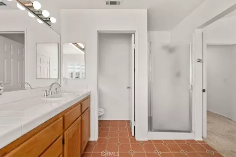 Bath - 17987 Spring View Ct, Riverside, CA 92503 photo 4 of 6