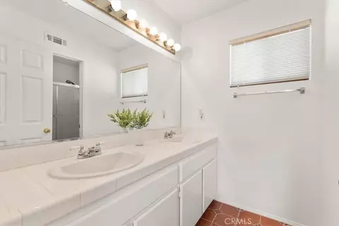 Bath - 17987 Spring View Ct, Riverside, CA 92503 photo 6 of 6