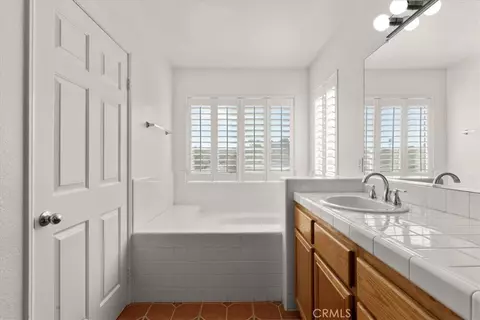 Bath - 17987 Spring View Ct, Riverside, CA 92503 photo 3 of 6
