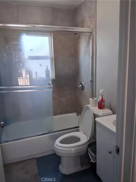 Bath - 270 E Heath Ln, Long Beach, CA 90805 photo 1 of 5