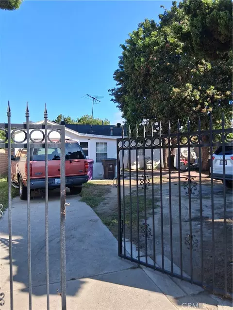 Exterior - 270 E Heath Ln, Long Beach, CA 90805 photo 4 of 5