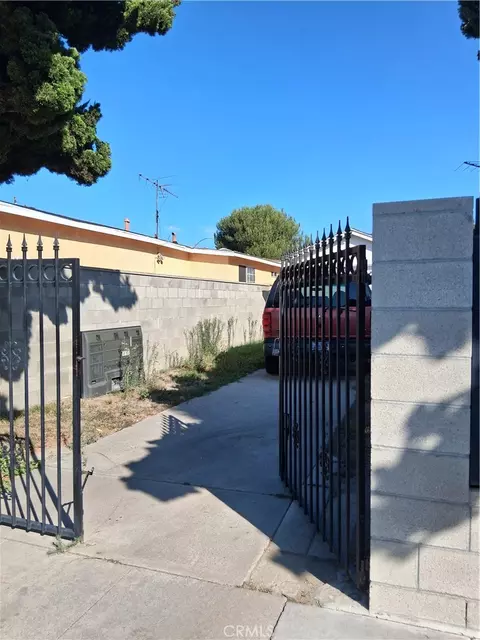 Exterior - 270 E Heath Ln, Long Beach, CA 90805 photo 3 of 5