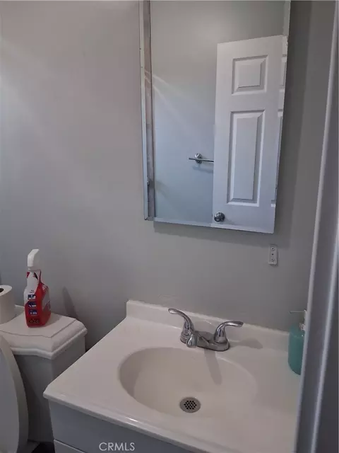 Bath - 270 E Heath Ln, Long Beach, CA 90805 photo 3 of 5
