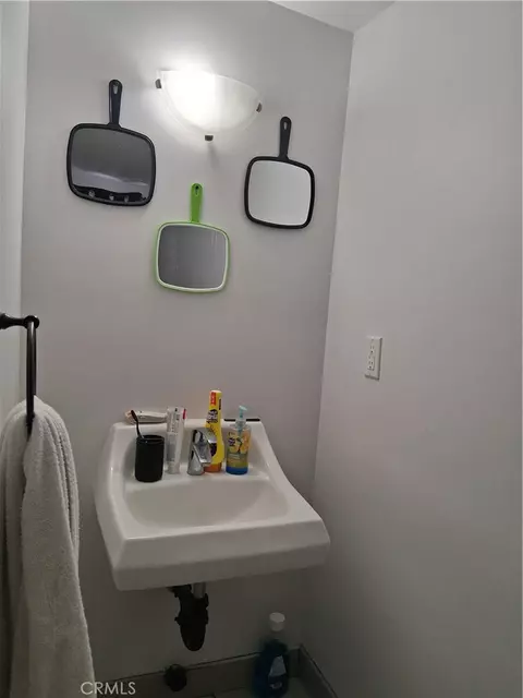 Bath - 270 E Heath Ln, Long Beach, CA 90805 photo 5 of 5