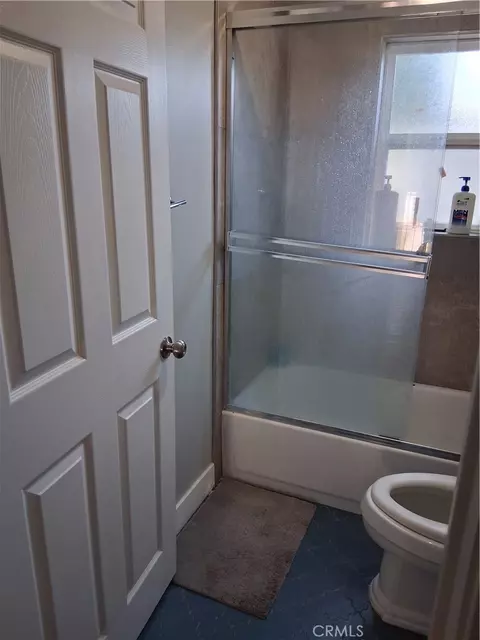 Bath - 270 E Heath Ln, Long Beach, CA 90805 photo 2 of 5