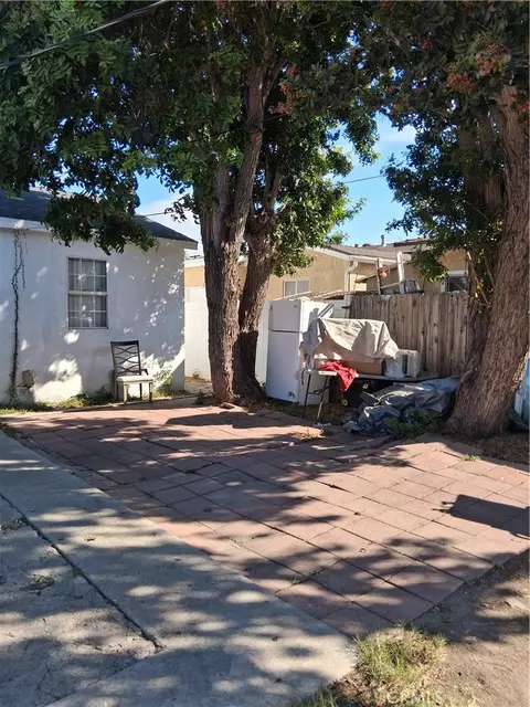 Exterior - 270 E Heath Ln, Long Beach, CA 90805 photo 1 of 5
