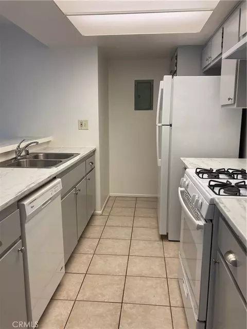 8505 Columbus Ave #111, North Hills, CA 91343