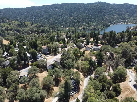 338 Davos Dr, Crestline, CA 92325 photo 3
