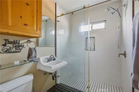Bath - 2151 E Spaulding Ct, Long Beach, CA 90804 photo 1 of 3